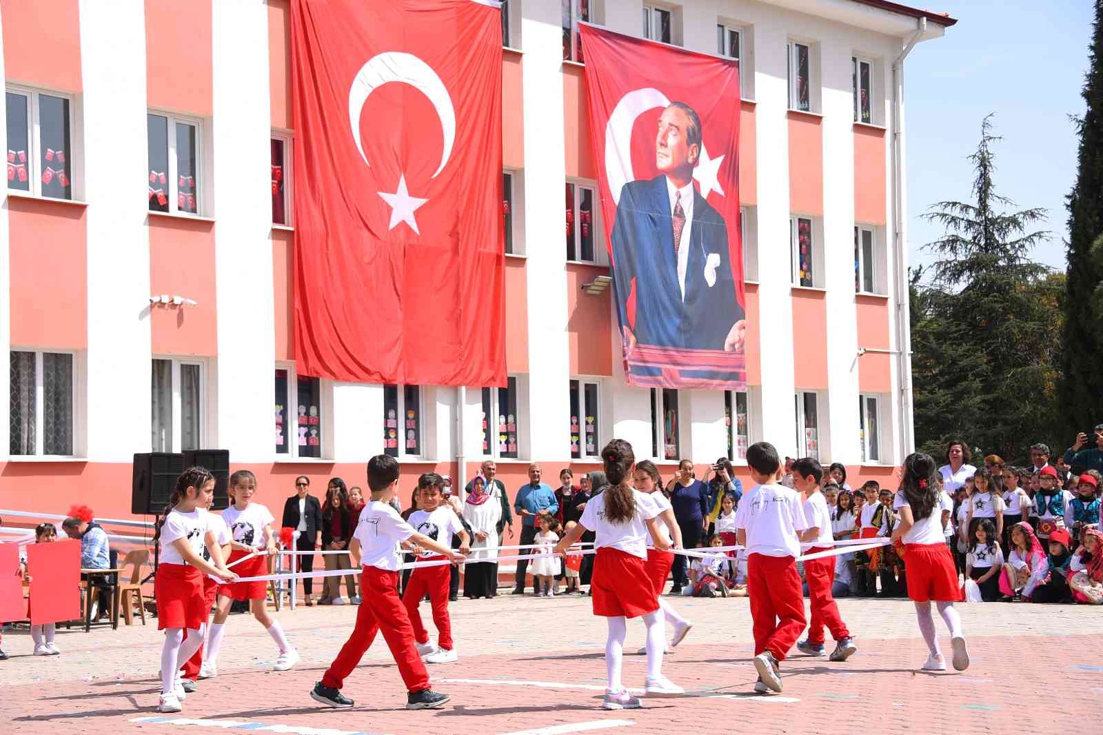 Manisa’nın ilçelerinde 23 Nisan coşkusu
