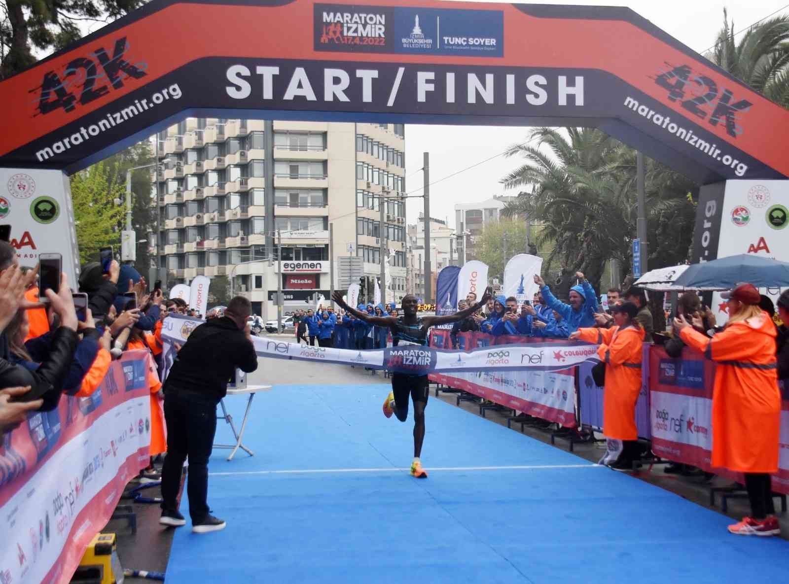 Maraton İzmir’de yeniden rekor kırıldı