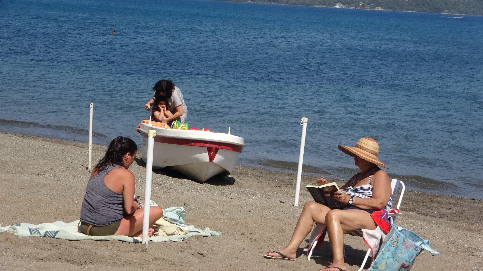 Marmaris’te yerli ve yabancı turistlerin deniz keyfi