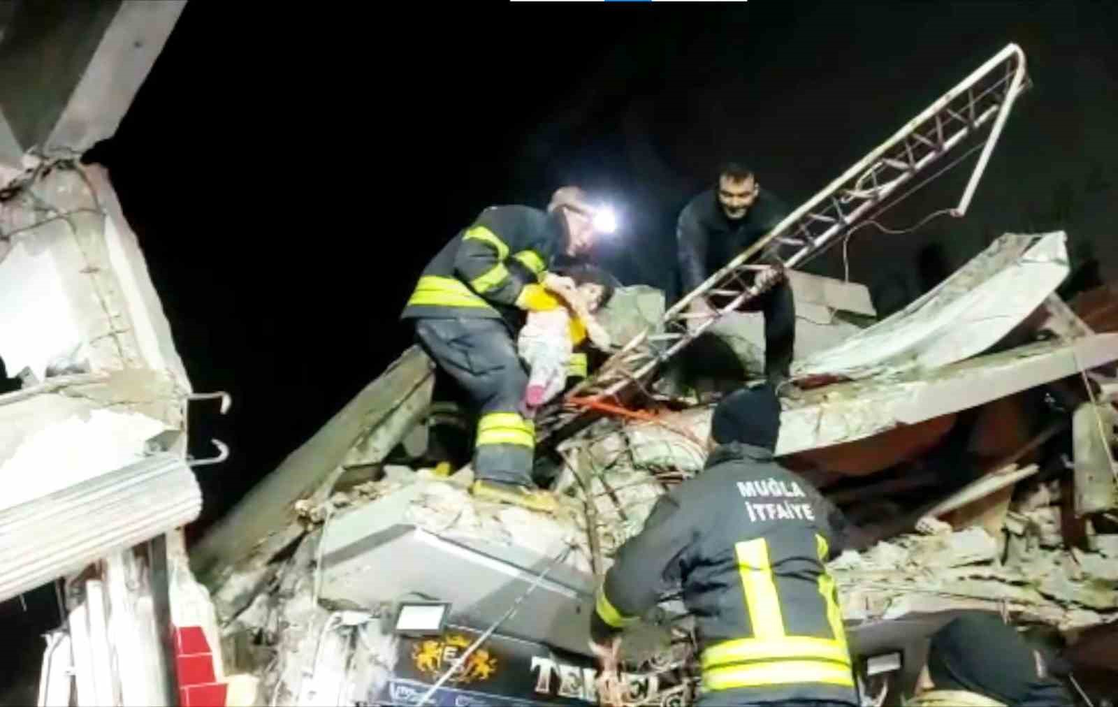 Masal bebek enkaz altından 44 saat sonra sağ çıkarıldı