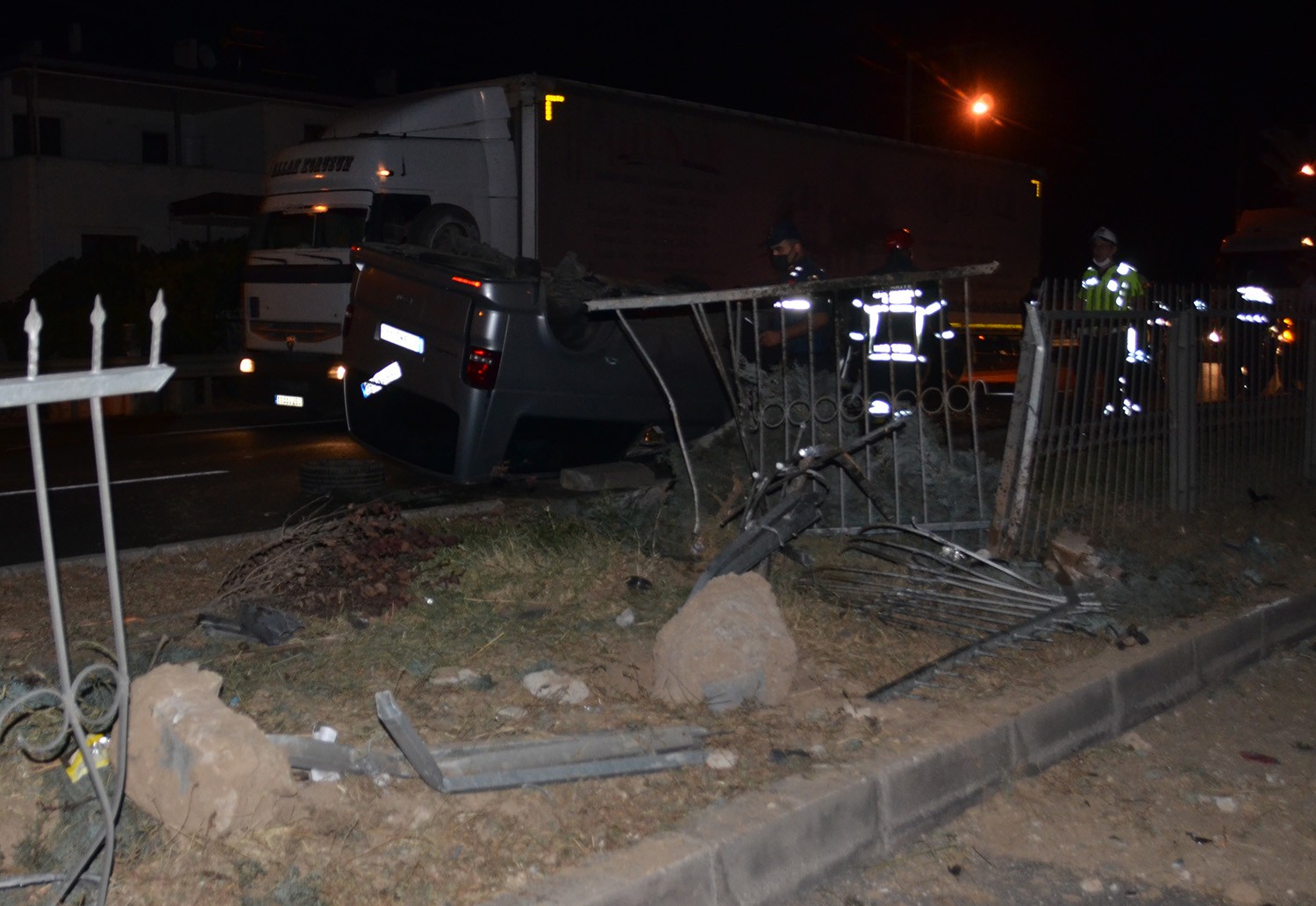 Minibüs takla atıp karşı şeride geçti; 5 yaralı