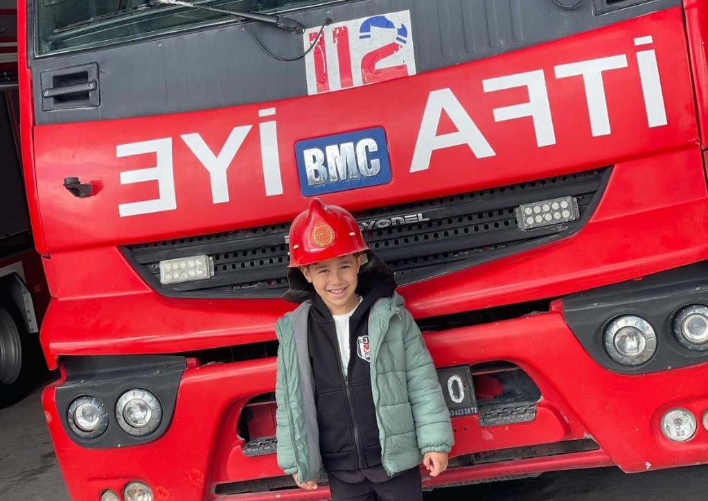 Minik Eray itfiayeciliği yerinde öğrendi