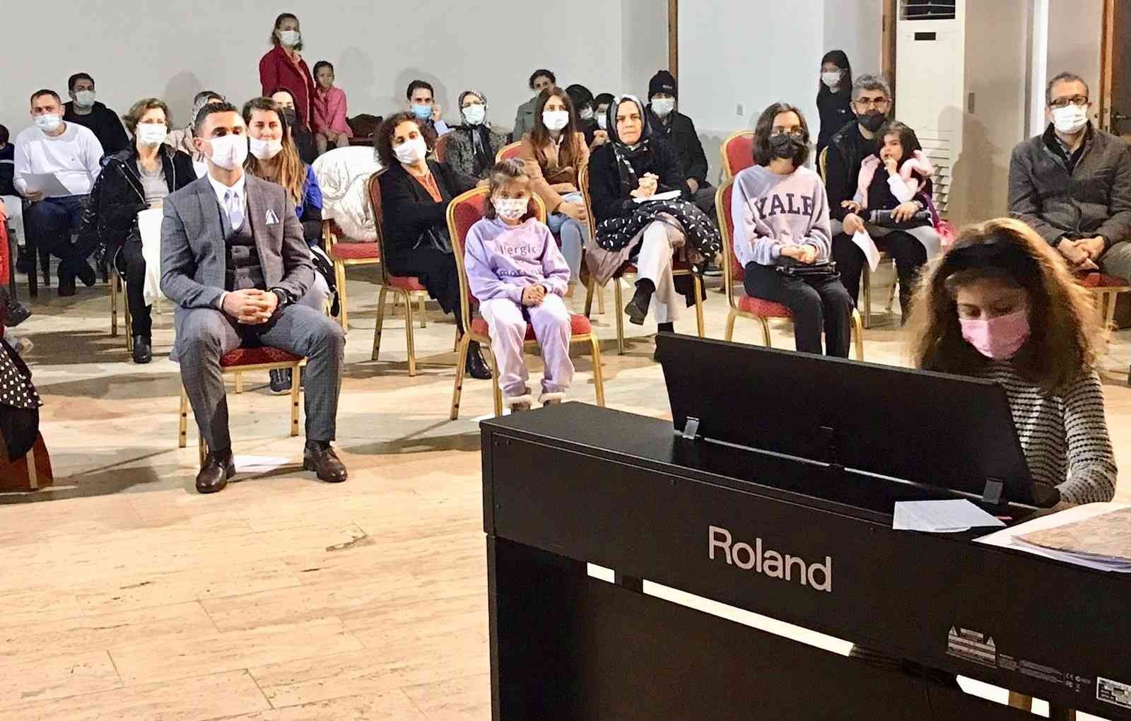 Minik piyanistlerden öğretmenler gününe özel dinleti