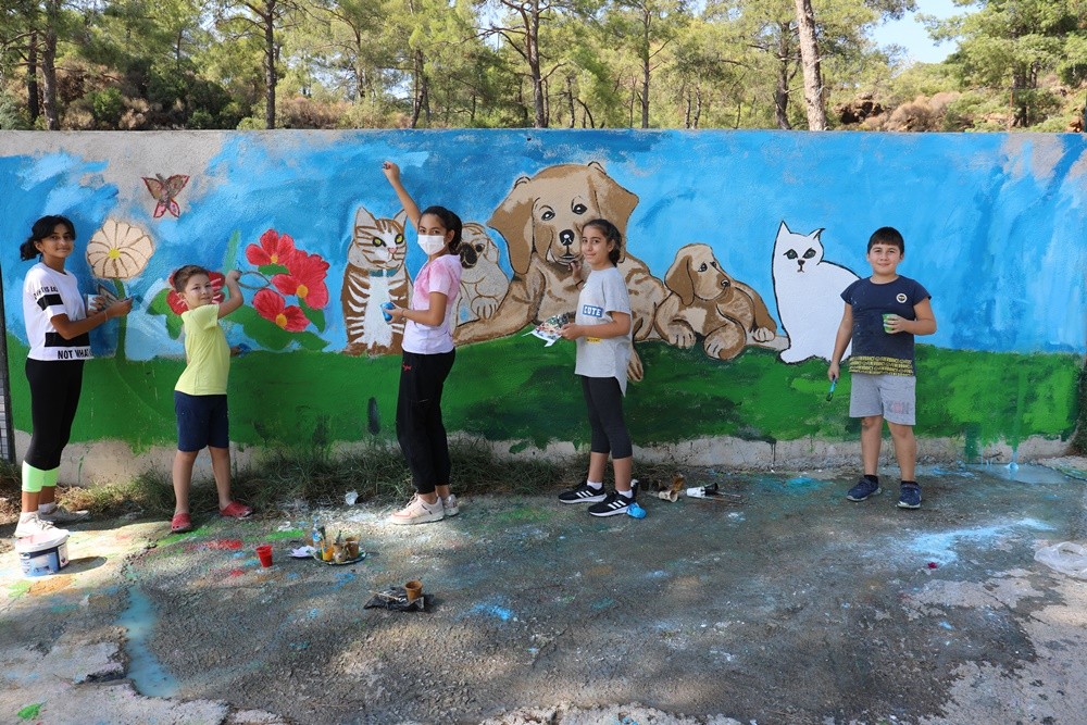 Minik ressamlar bakım evini rengarenk yaptı