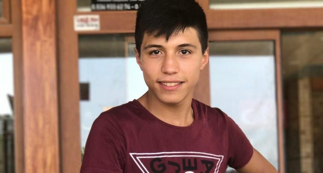 Motosikletten düşen epilepsi hastası genç otomobilin altında kaldı