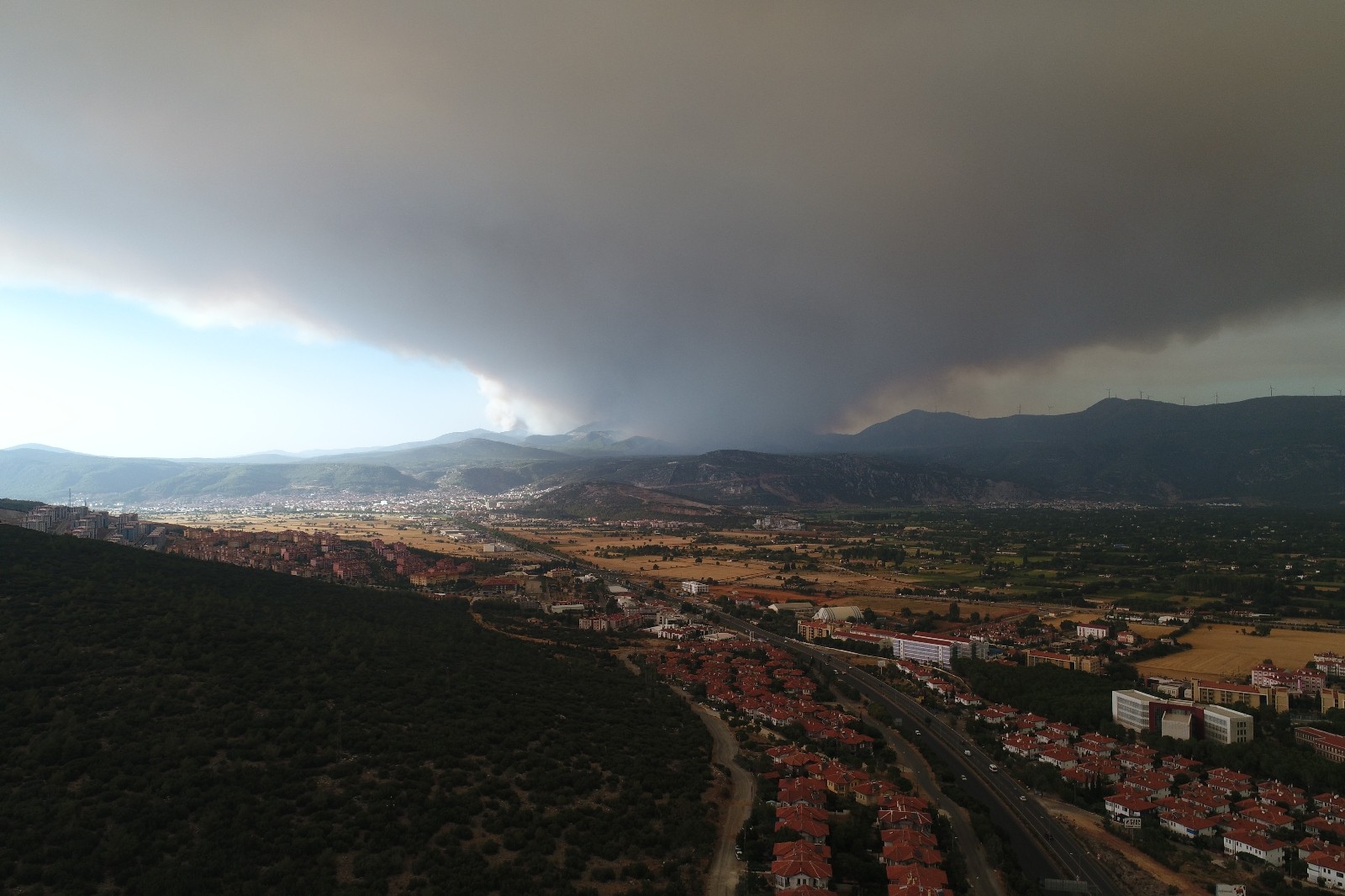 Muğla’da yükselen dumanlar gökyüzünü griye boyadı