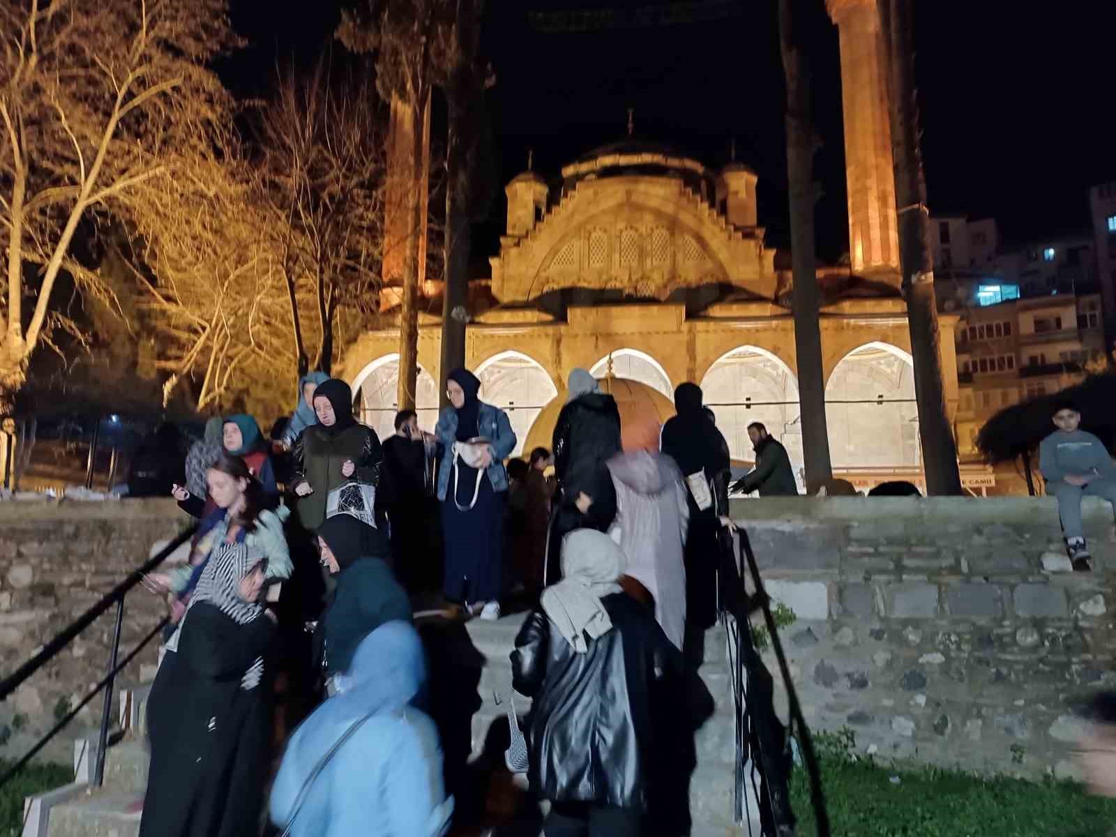 Muradiye Camiinde Kadir Gecesi yoğunluğu