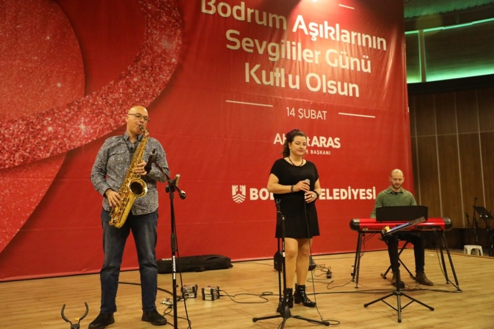 Müziğe hasret kalan sanatçılar sahneden inmek bilmedi