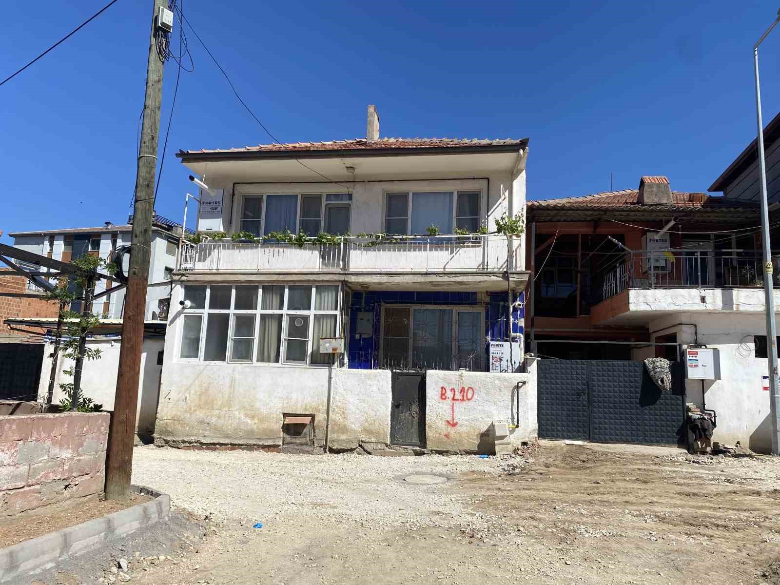 Namaz için uyandı, oğlunu banyoda ölü buldu