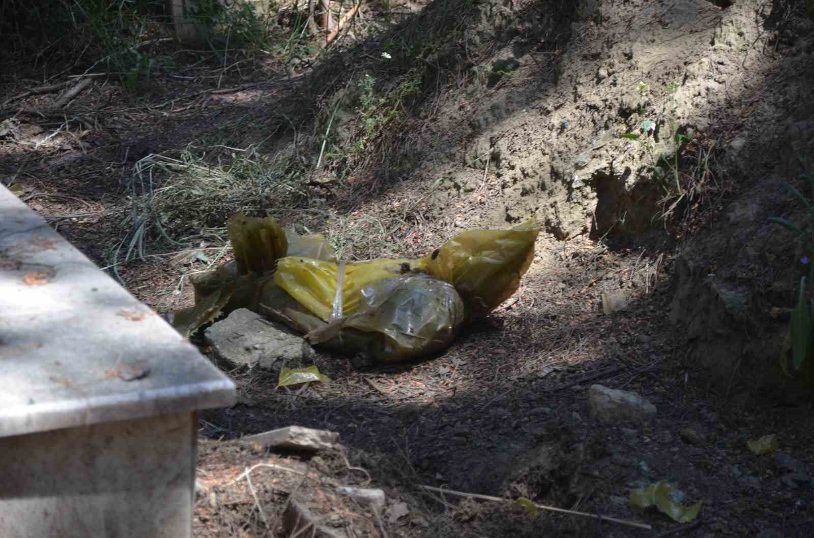 Naylon poşete sarıp Turgutlu mezarlığına attılar