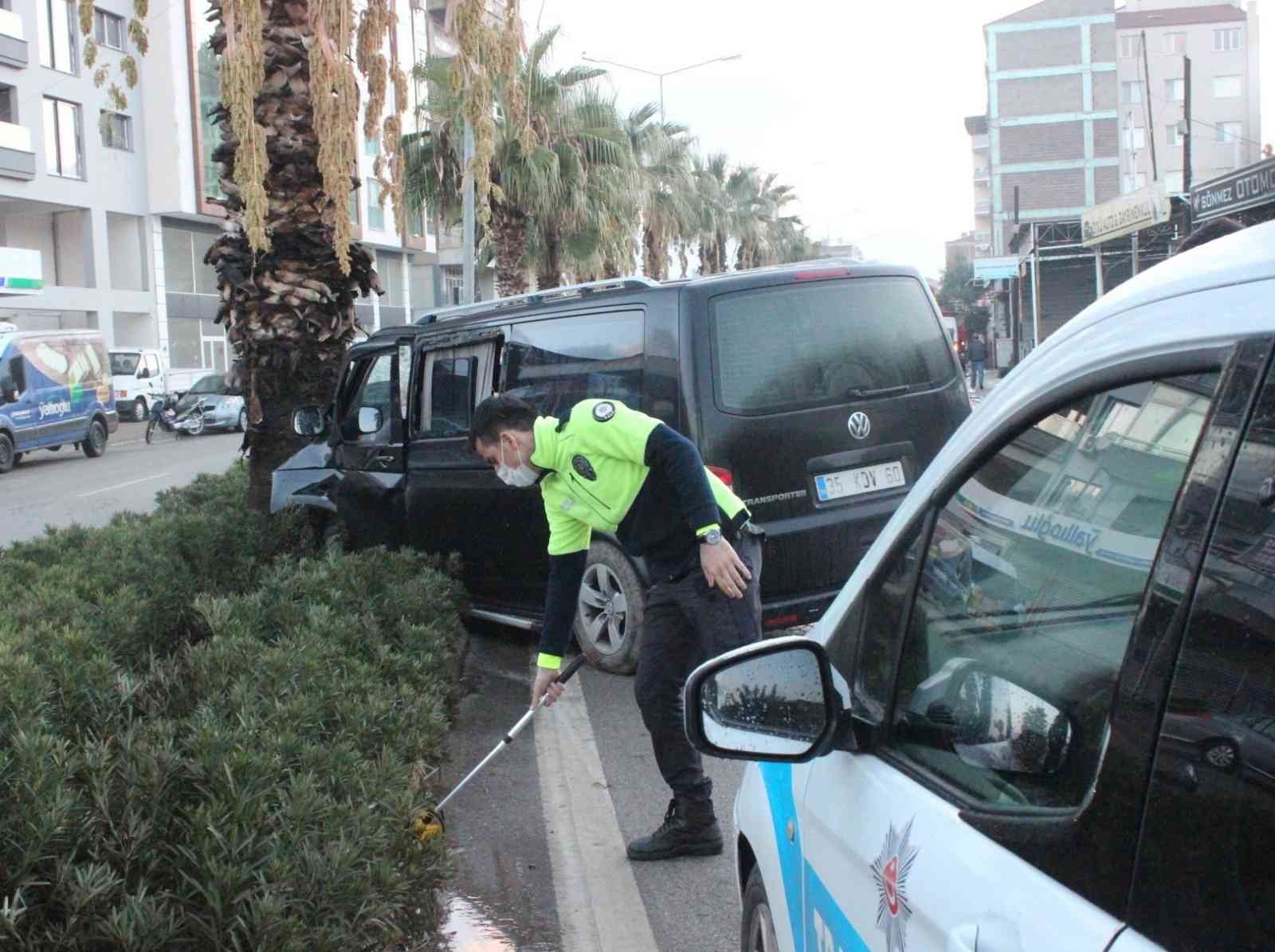 Ödemiş’teki kazada 1’i ağır 3 kişi yaralandı