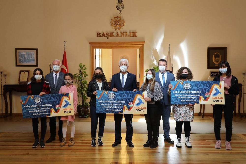 Ödülleri Başkan Gürün verdi