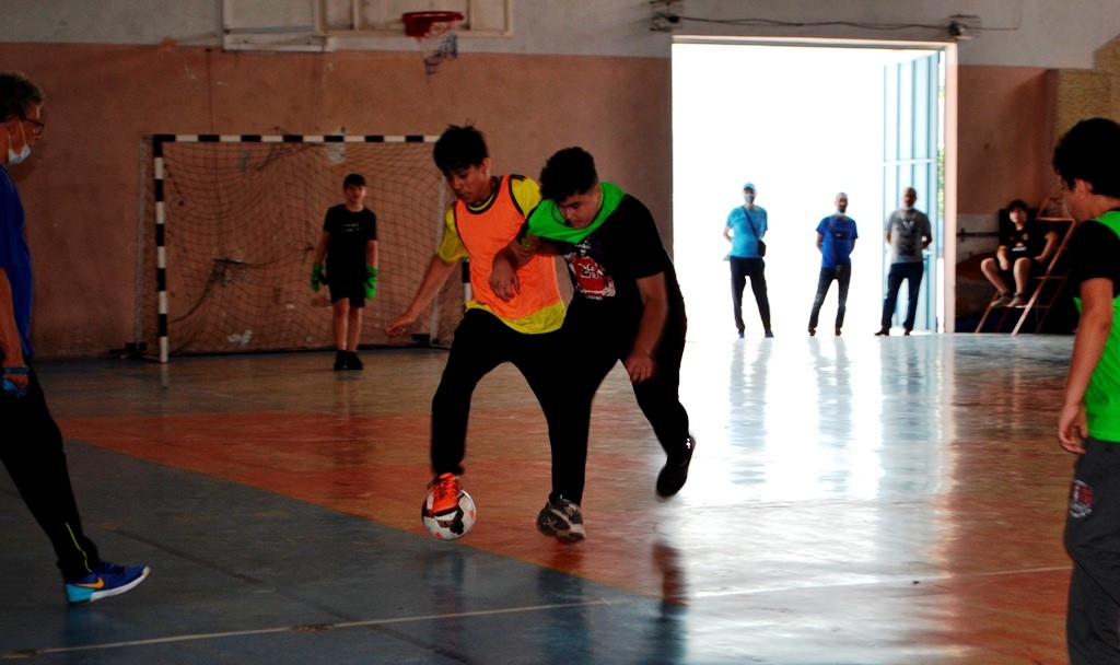 Öğrenciler futbol turnuvasında ter döküyor