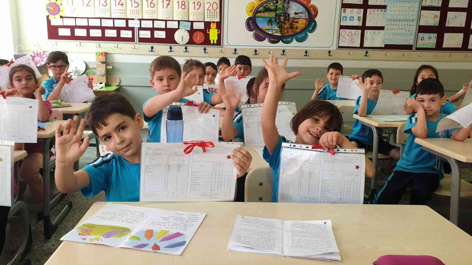 Öğrenciler karne heyecanı yaşadı