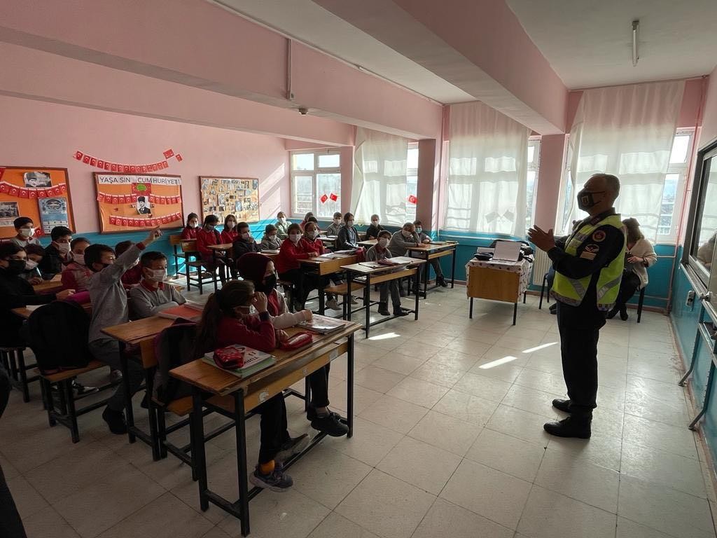 Öğrencilere trafik eğitimi verildi