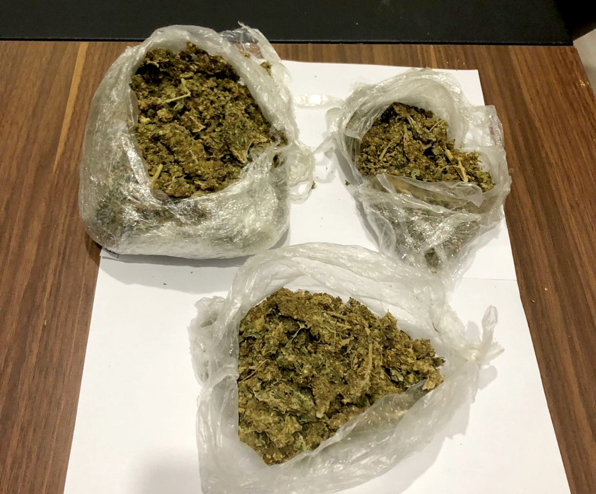 Okul servisinden 240 gram esrar çıktı