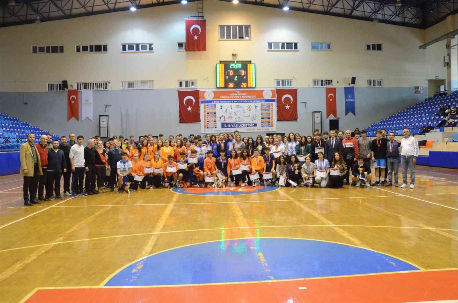 Okullar Arası Genç Erkekler-Kızlar Hentbol Turnuvası’nda kupalar sahiplerini buldu