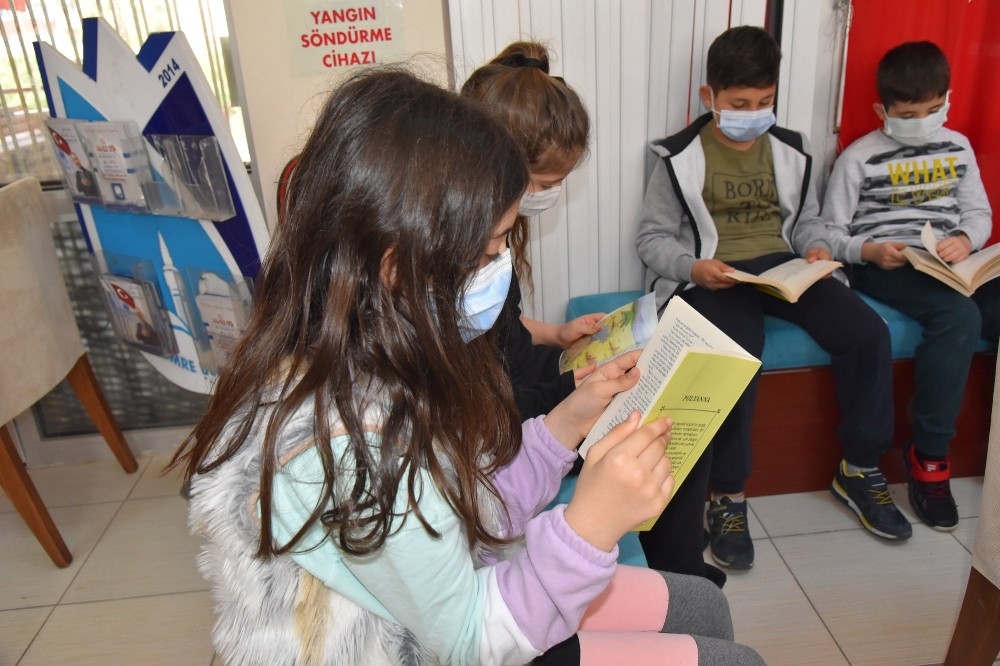 Okuma köşesinde birlikte kitap okuyorlar
