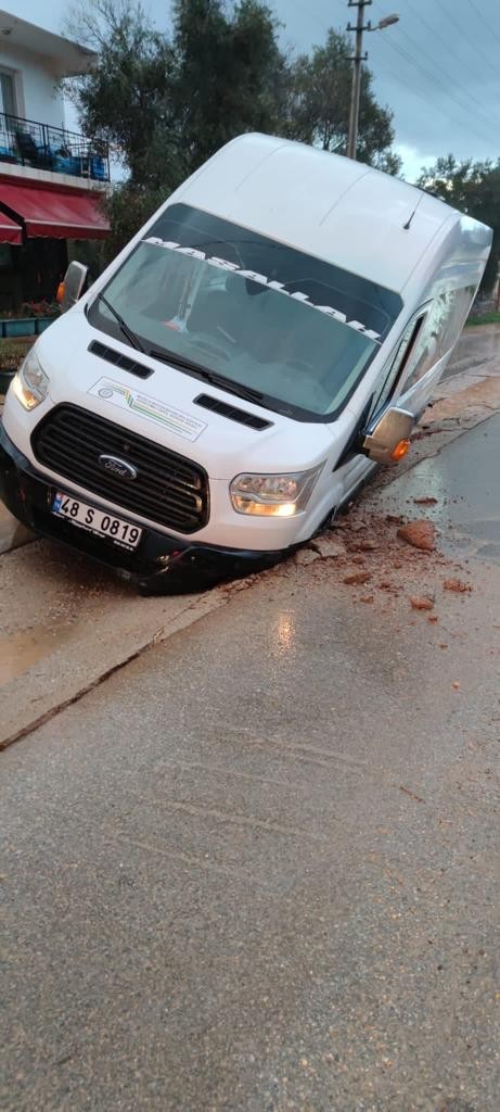 Önce okul servisi, sonra kamyon ve kepçe çukura battı