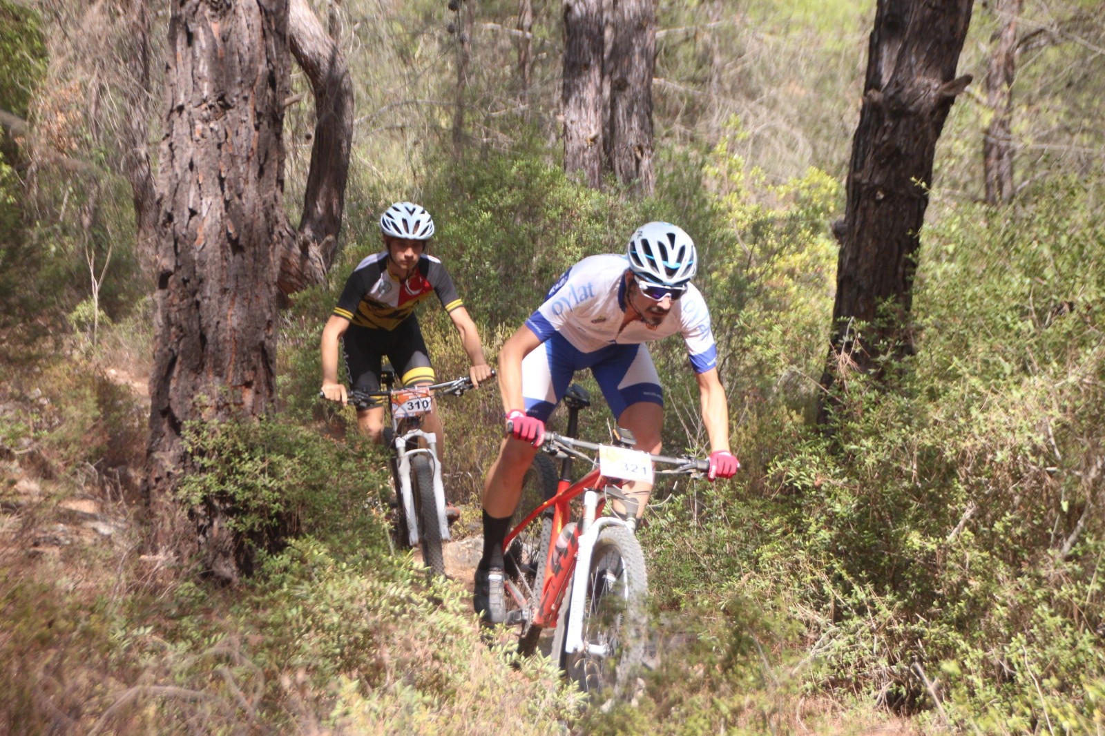 Ormanlık alandaki zorlu parkurda 85 sporcu kıyasıya mücadele etti