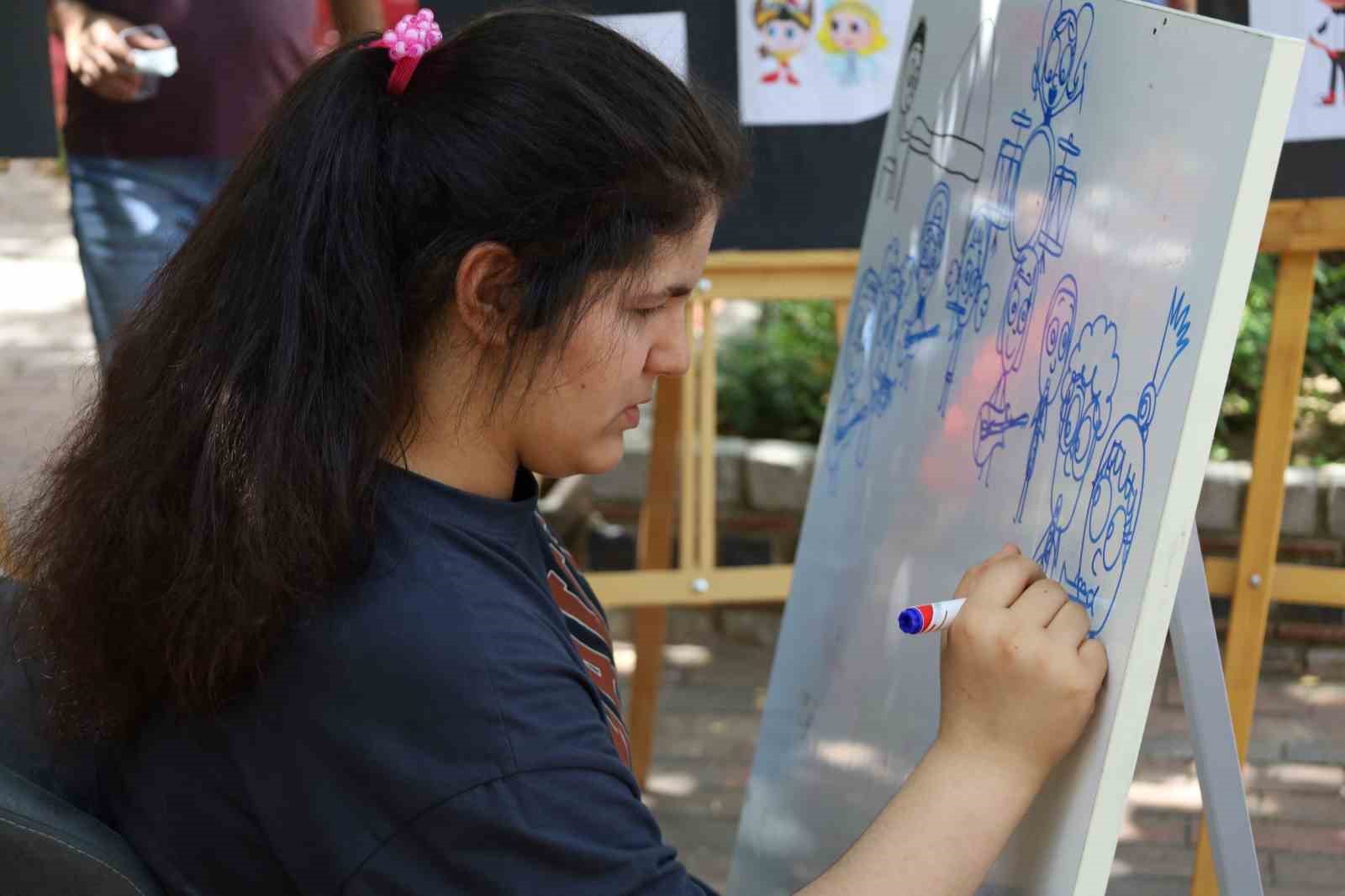 Otizmli Nisanur, duygularını müzik ve resimle yansıtıyor