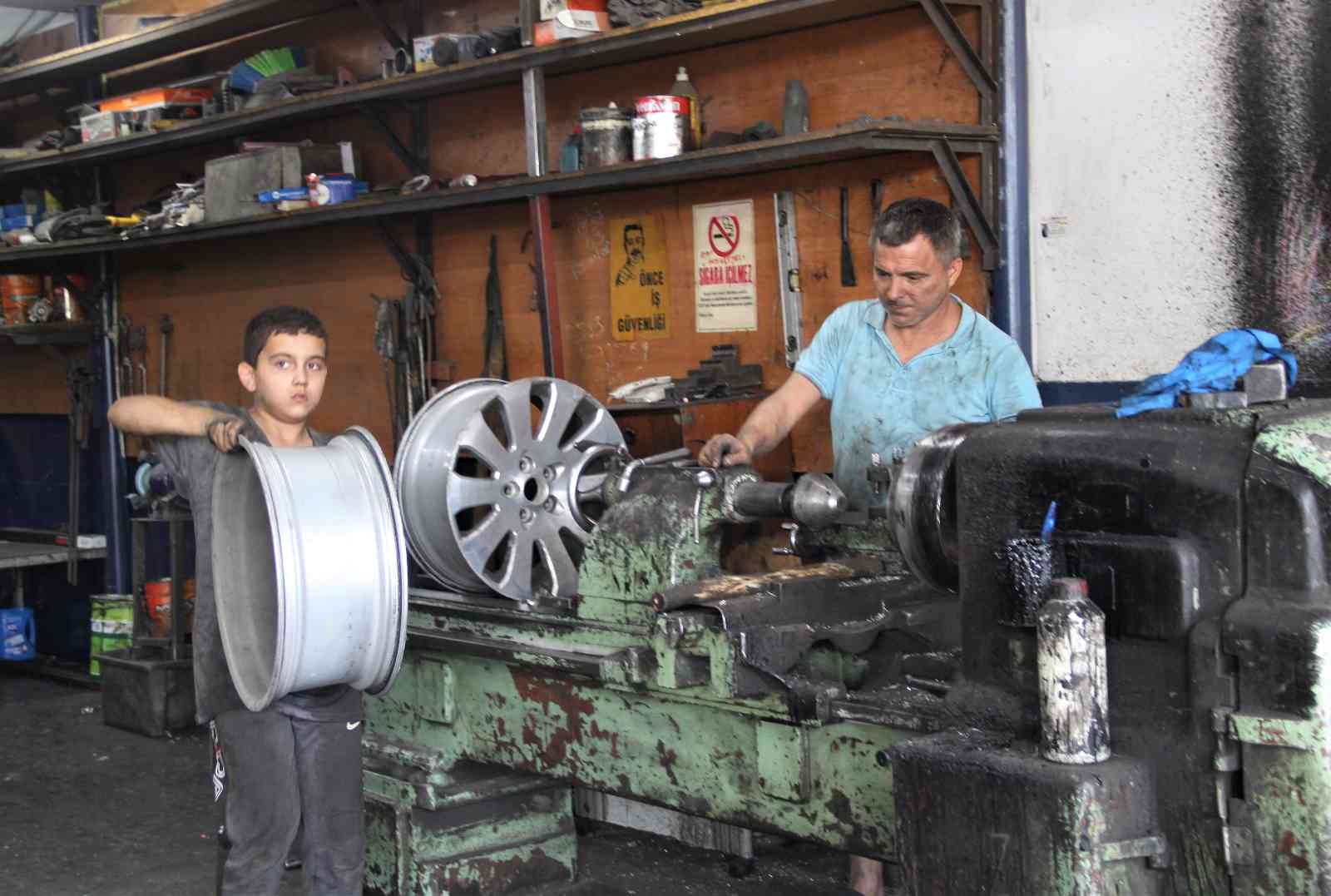 Oto sanayi esnafı hem usta hem çırak