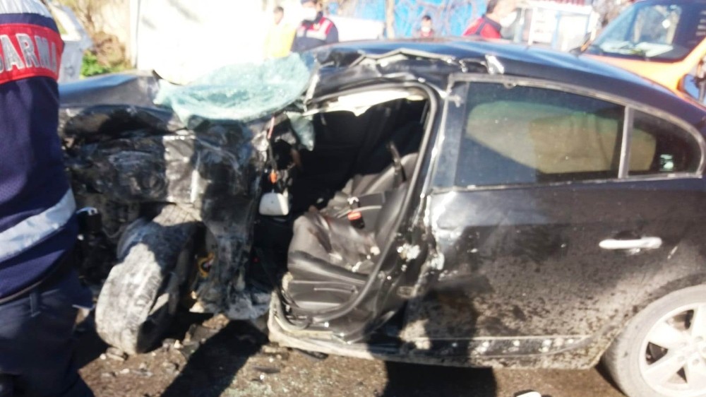 Otomobil direğe çarpıp takla attı: 3 yaralı
