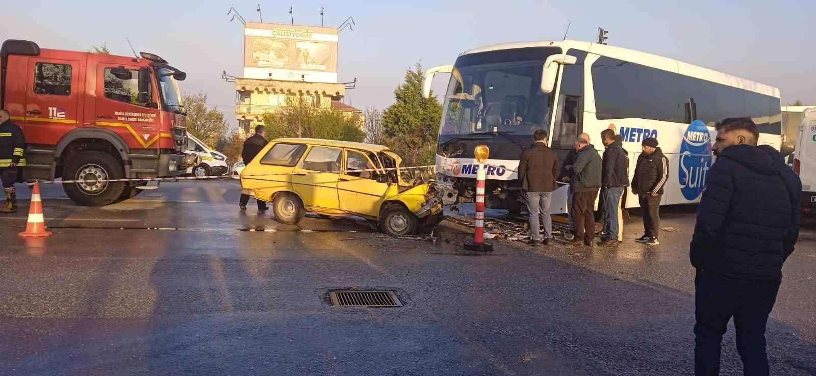 Otomobil ile yolcu otobüsü çarpıştı: 1 ölü