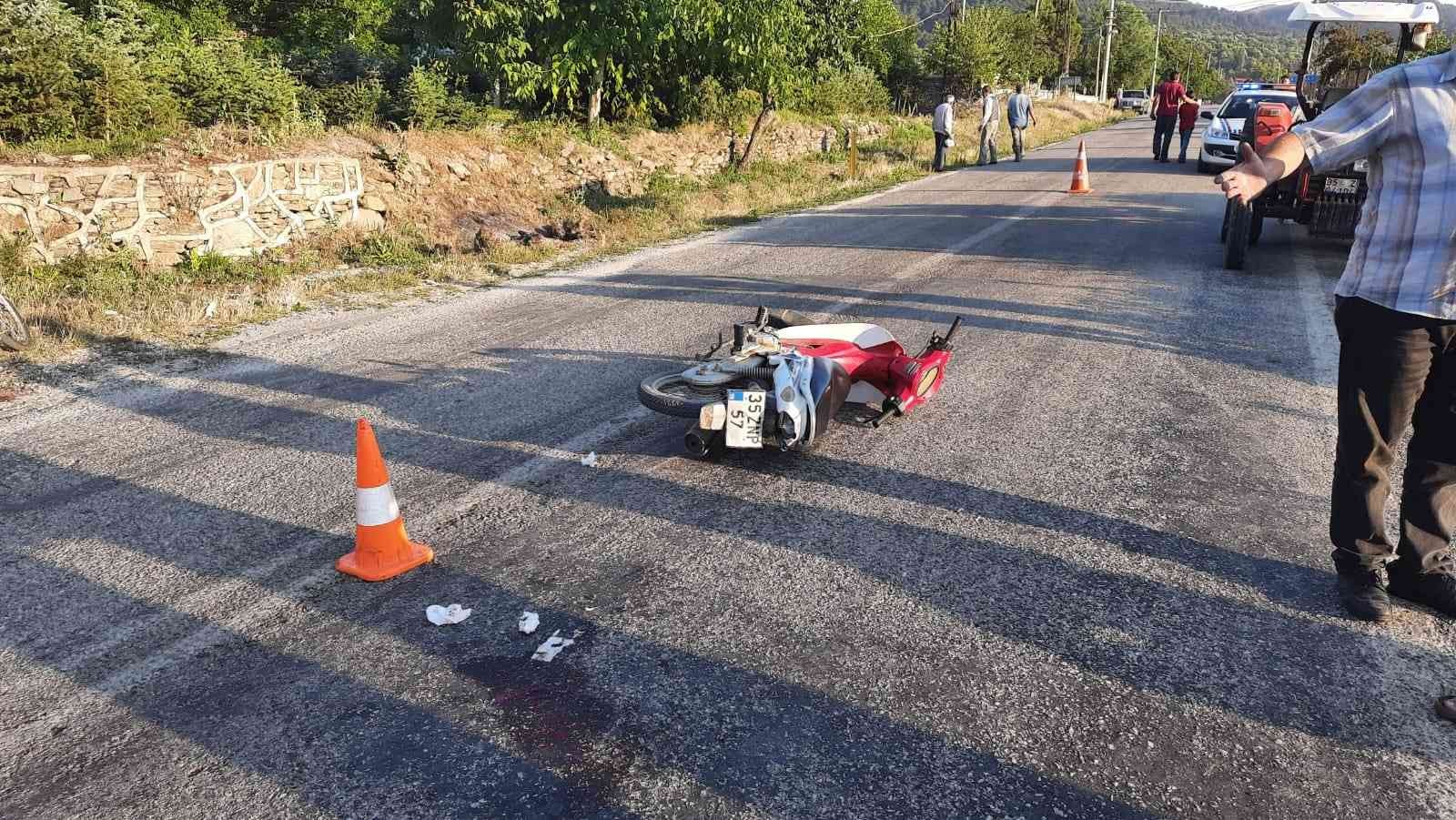 Otomobille çarpışan motosiklet sürücüsü öldü