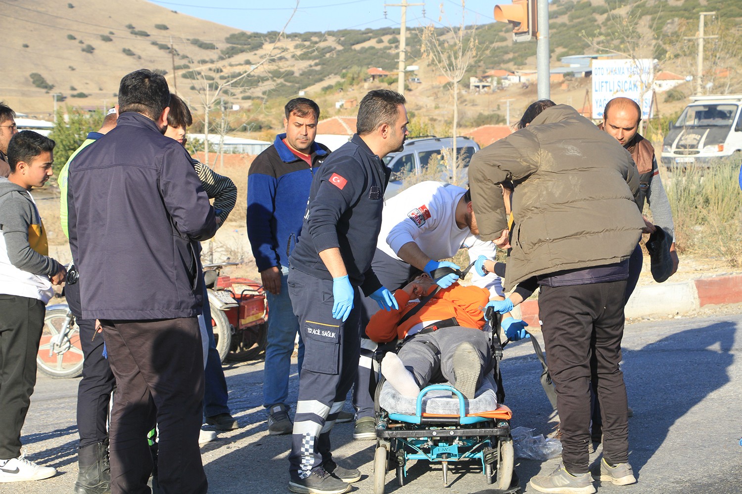 Otomobille çarpışan motosikletteki 2 genç yaralandı