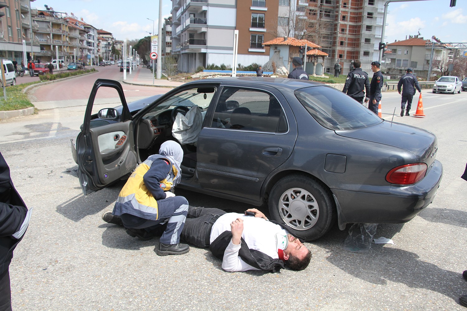 Otomobiller kavşakta çarpıştı: 1 ağır yaralı