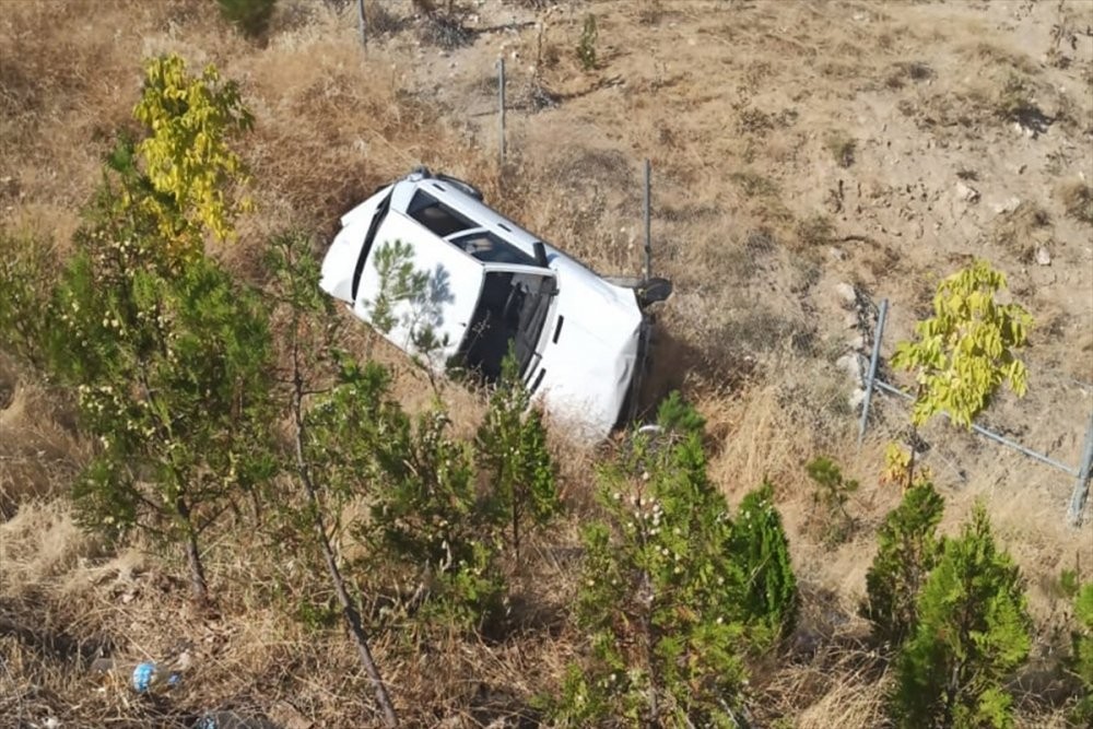 Otoyolda takla atan araç şarampole devrildi: 1 ölü