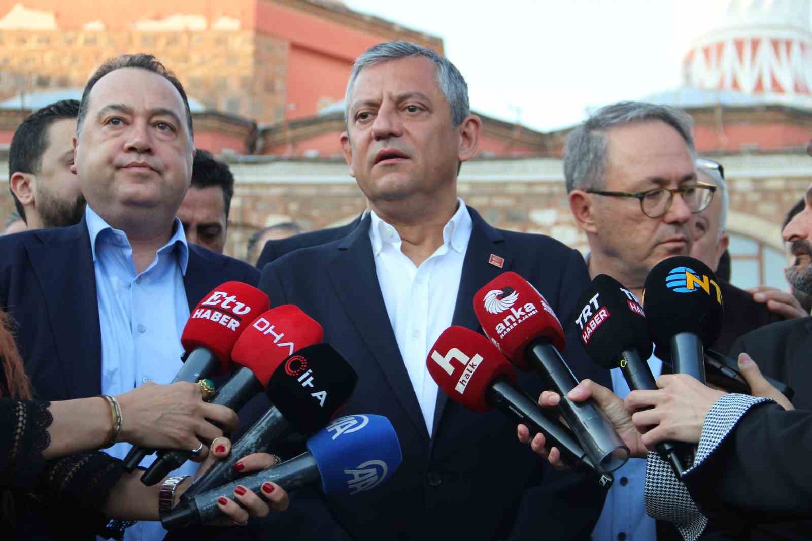 Özgür Özel bayram namazını memleketi Manisa’da kıldı