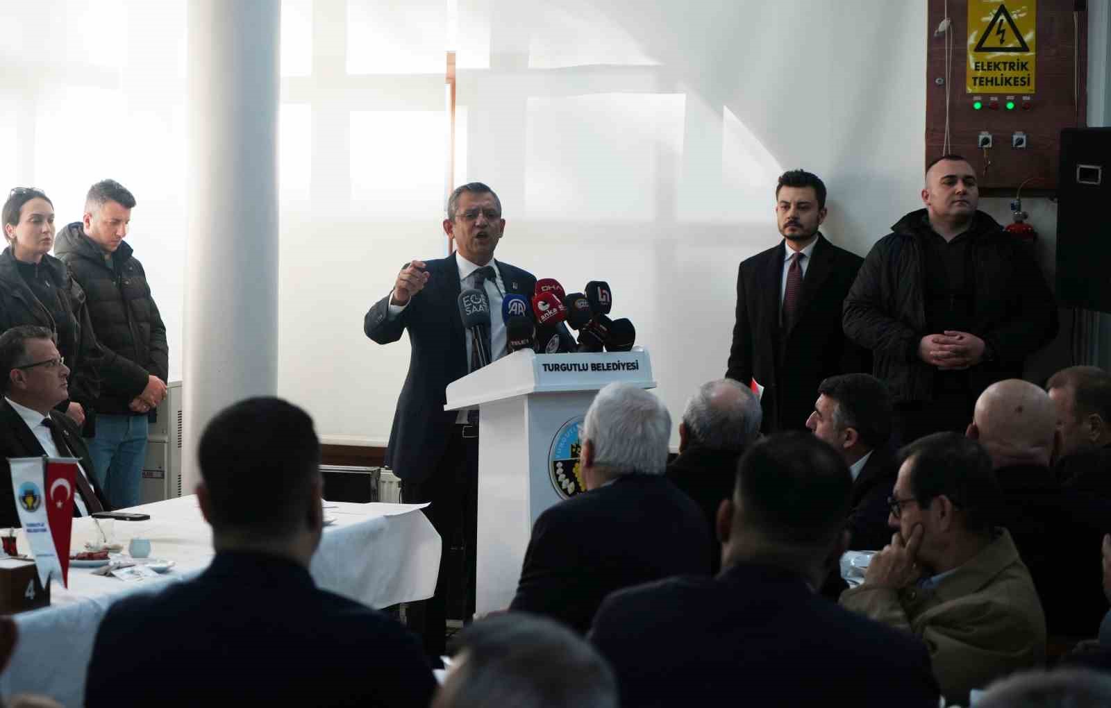 Özgür Özel’den emekli maaşı teklifi: ‘En az asgari ücret oranında olmalı’