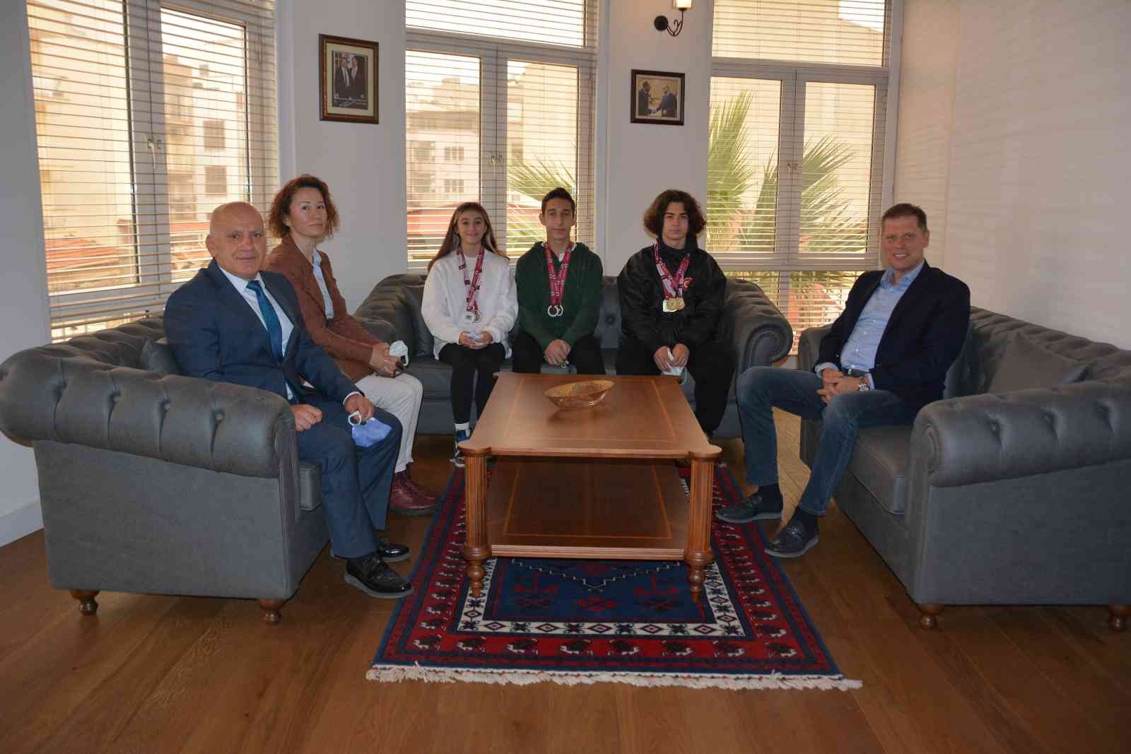 Özkasap, Manisa TB Anadolu Lisesi’nin şampiyon öğrencilerini ağırladı