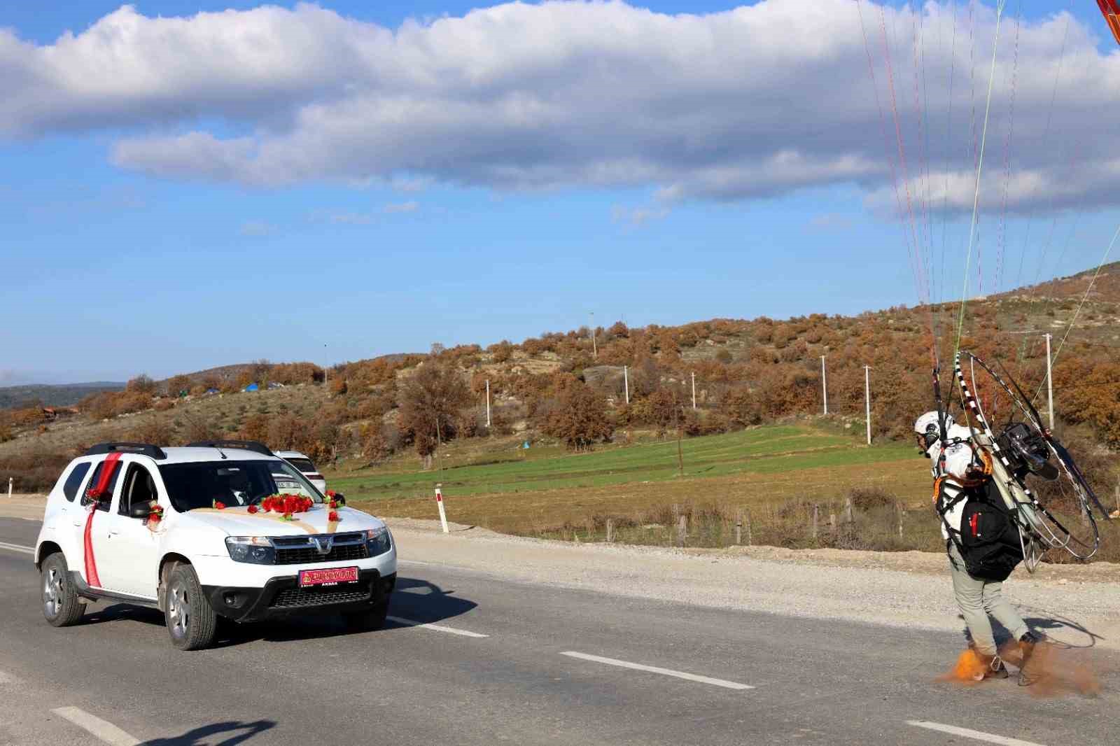 Paramotorla inip gelin arabasının önünü kestiler