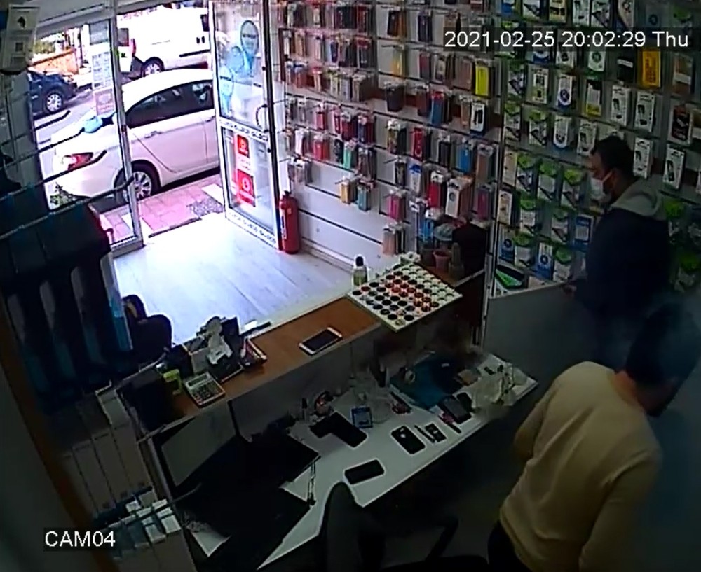 Patlayan telefon bataryası iş yerini duman altında bıraktı