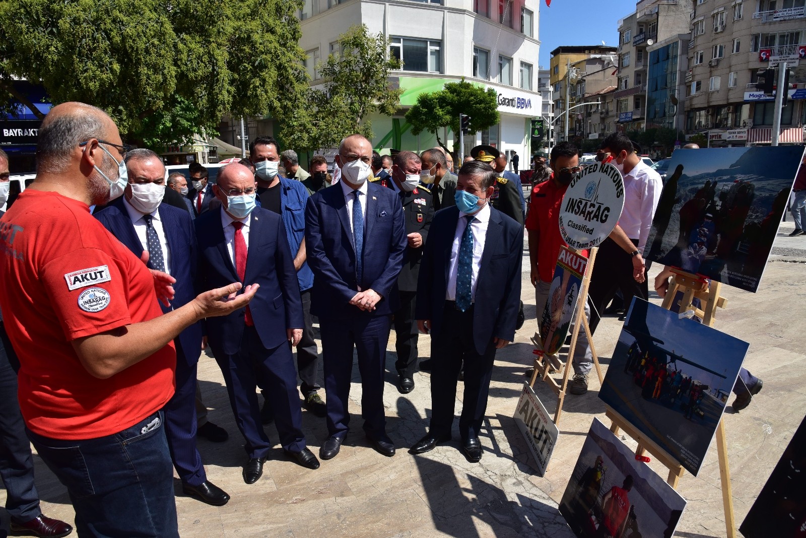 Protokol AKUT’un fotoğraf sergisini gezdi