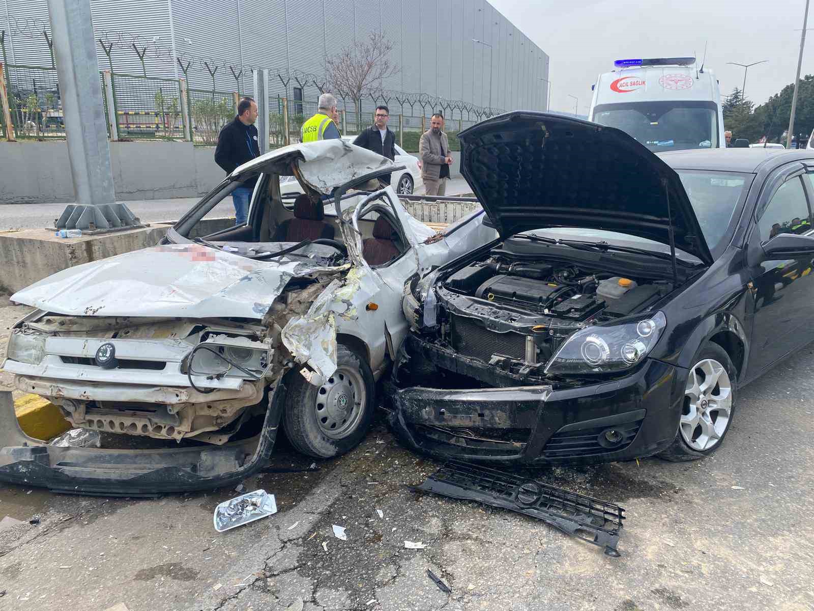 Refüje çarpıp karşı şeride geçen otomobil başka araca çarptı: 1 ölü