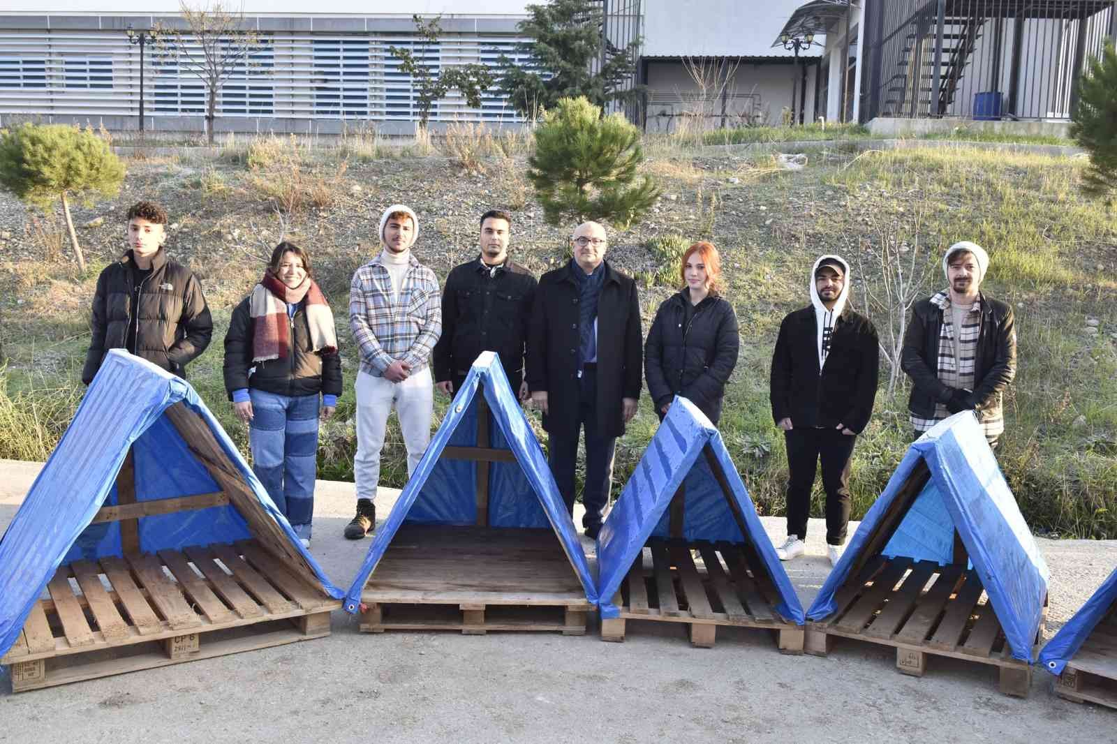 Rektör Ataç ve MCBÜ öğrencilerinden sokak hayvanlarına kulübe