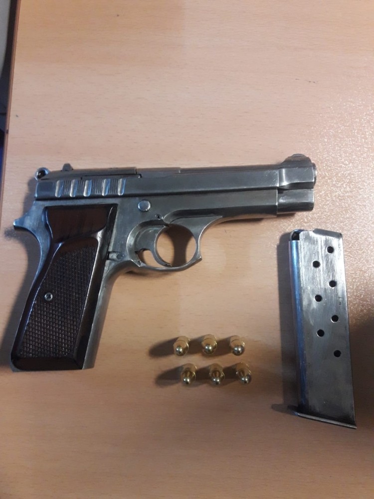 Ruhsatsız silahı kız arkadaşına verip kaçmaya çalıştı