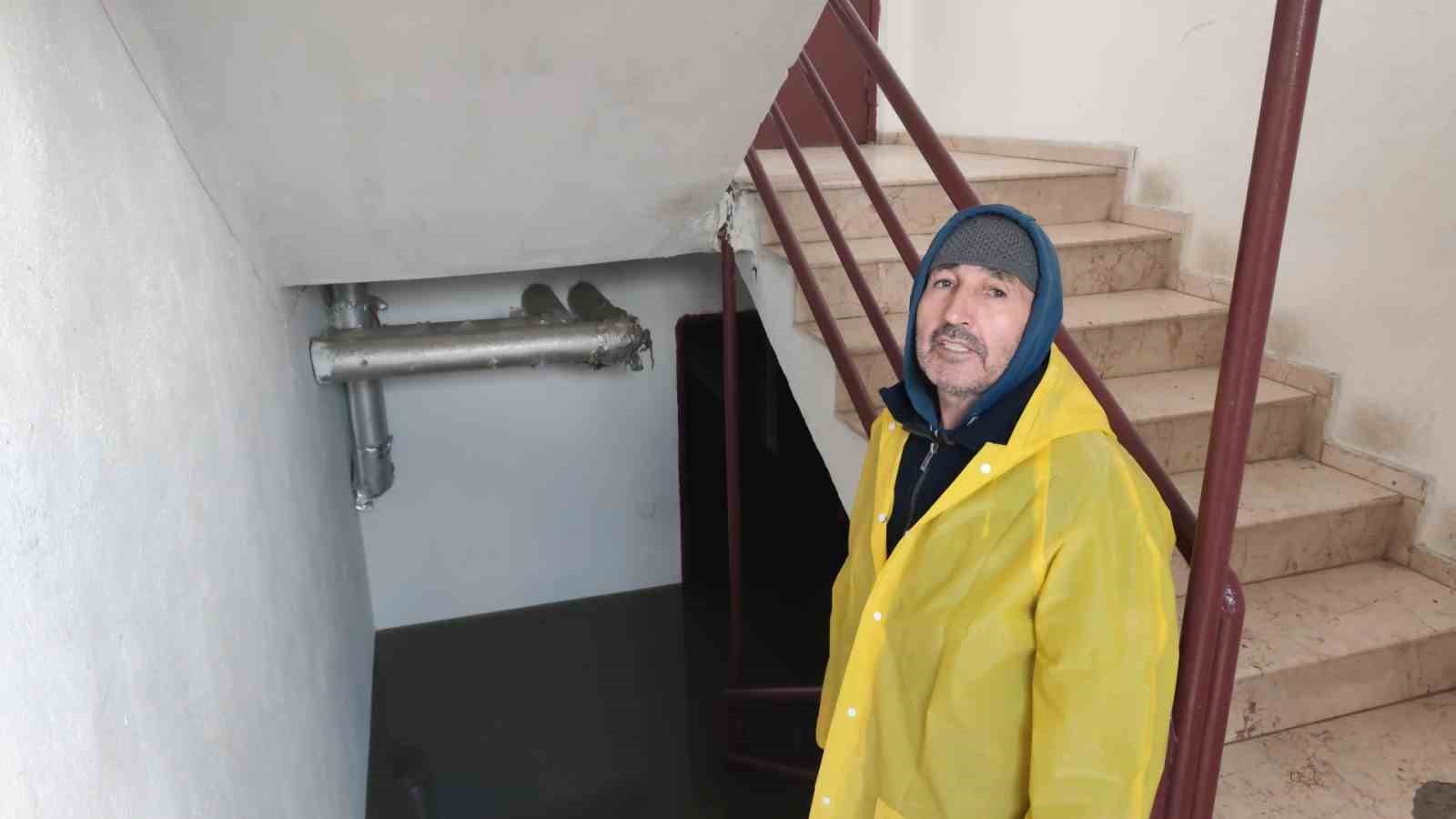 Sağanak yağış Manisa’da su baskınlarına neden oldu