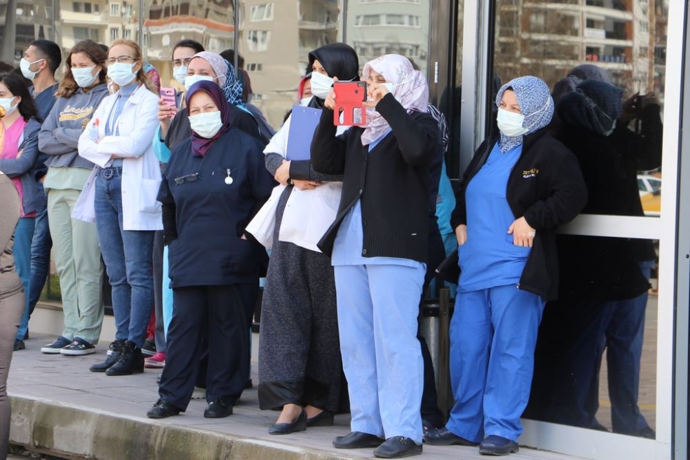 Sağlık çalışanları ve hastalara büyükşehirden moral