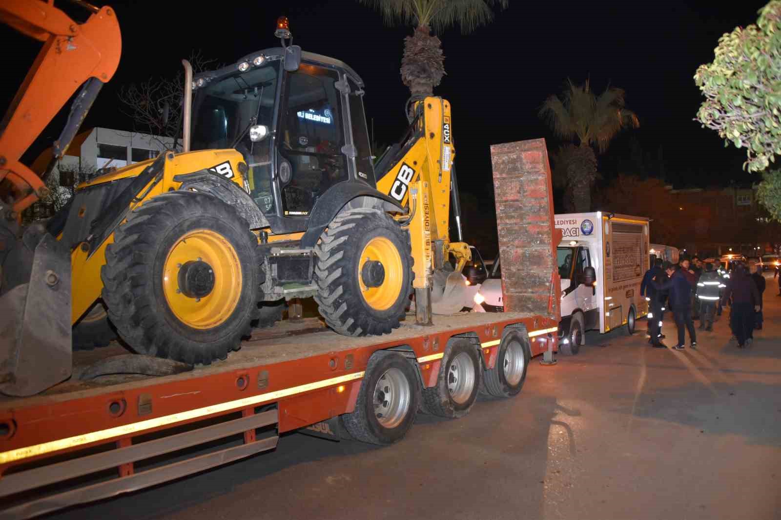 Salihli Belediyesi deprem bölgesine iş makinesi ve personel gönderdi