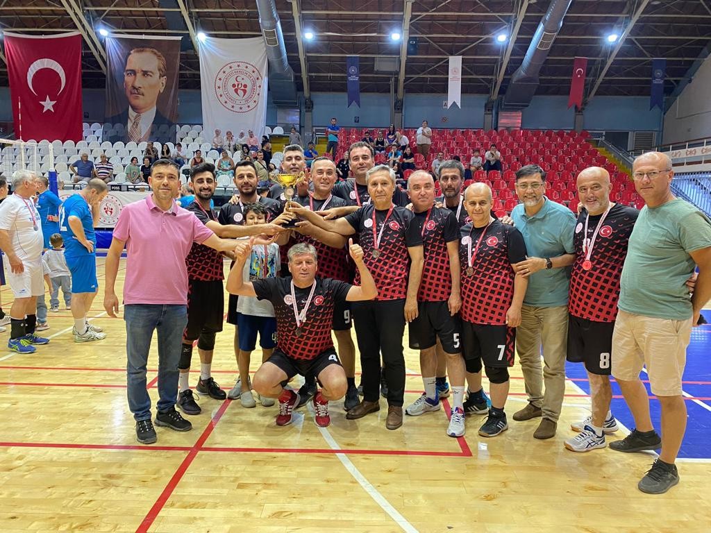 Salihli İlçe Milli Eğitim Müdürlüğü set vermeden şampiyon oldu