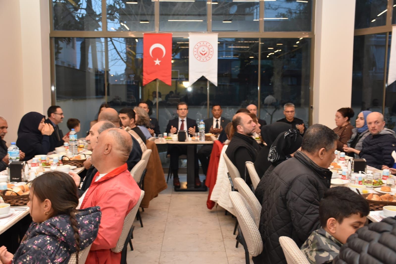 Salihli Kaymakamı Güldoğan, iftarını Roman vatandaşlarla açtı