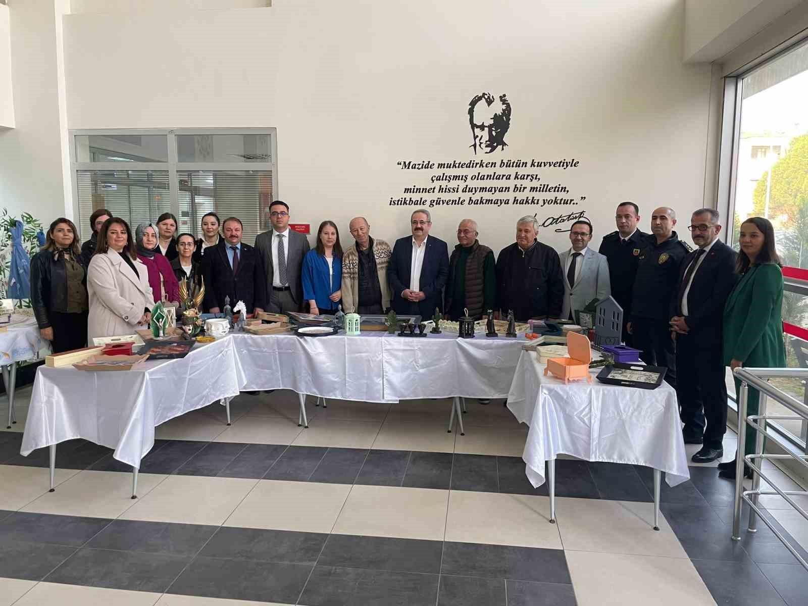 Salihli’de ’Yaşlılar Haftası’na özel sergi