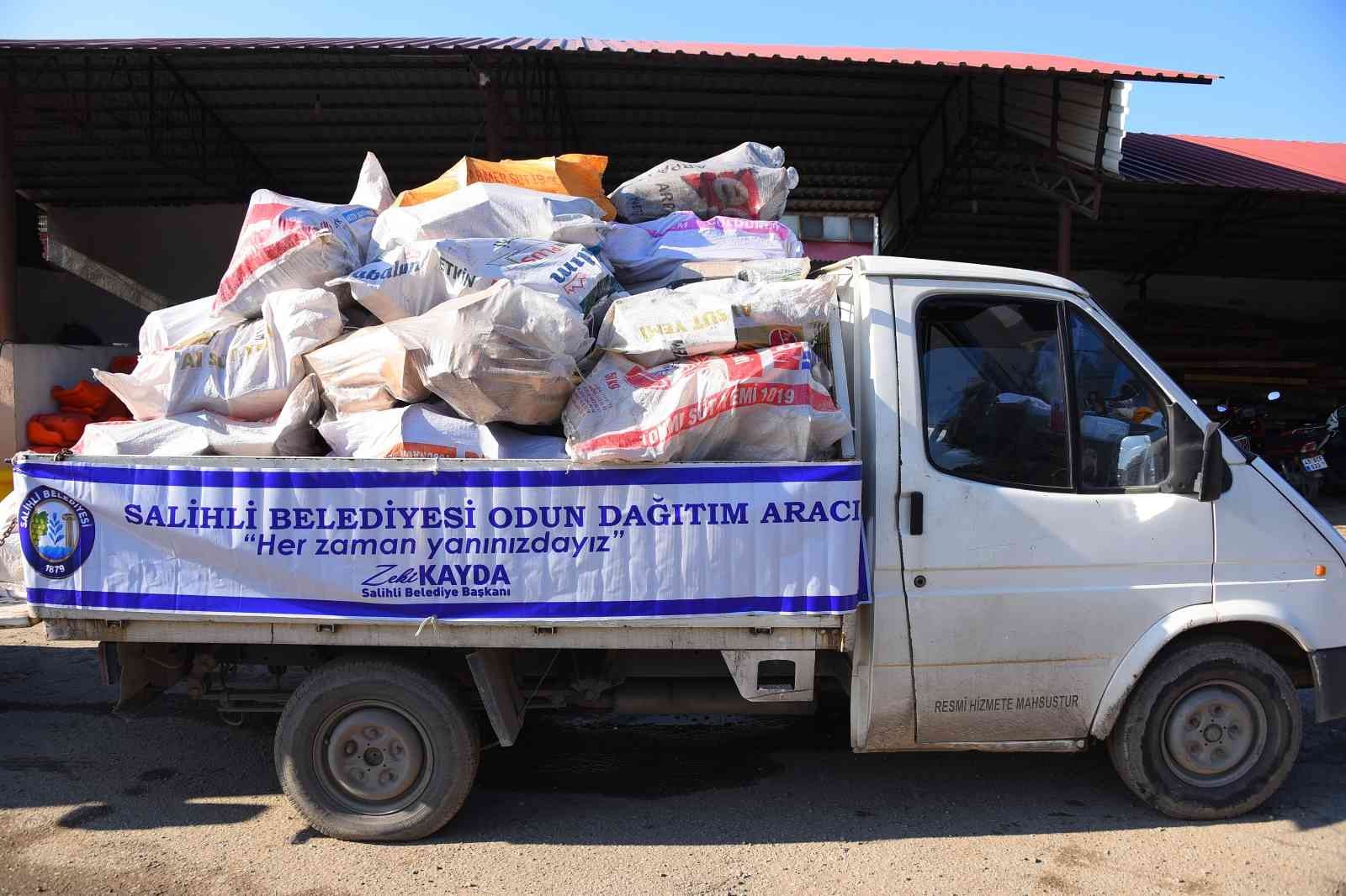 Salihli’de ağaç dalları yürek ısıtıyor