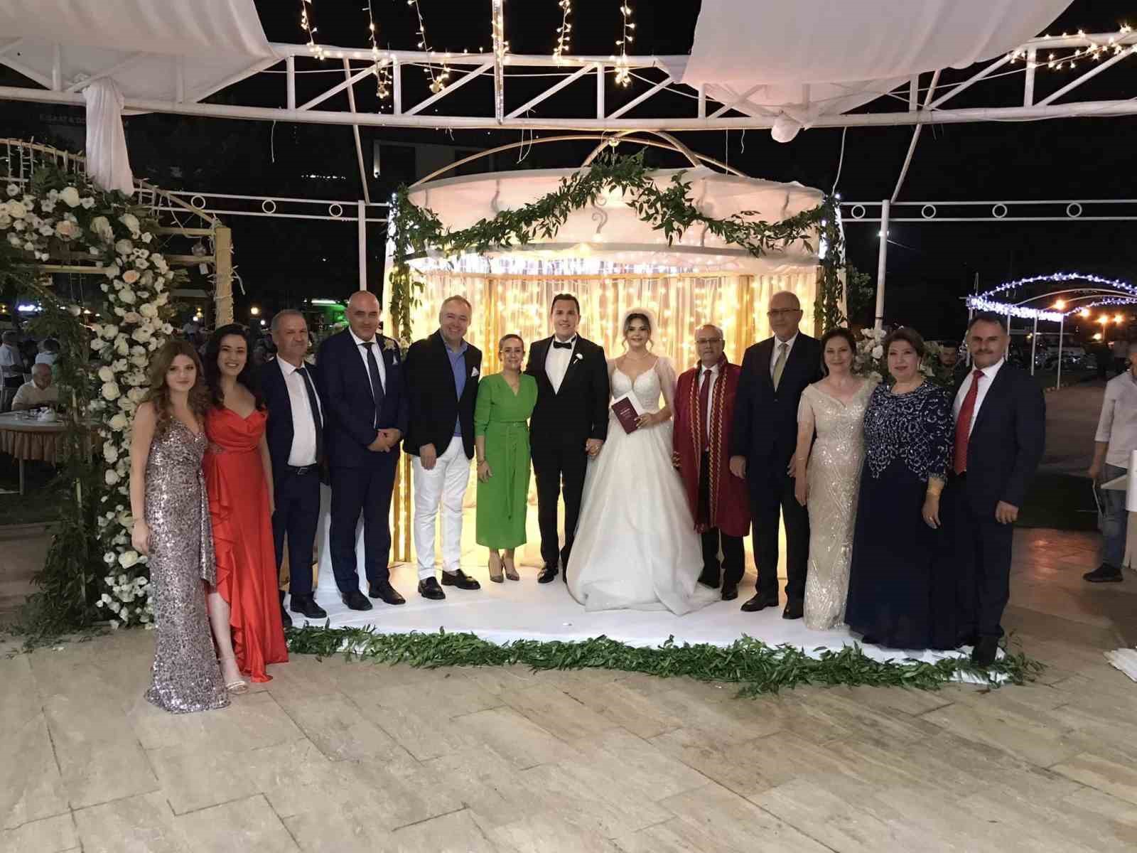 Salihli’de bin 221 çift “Mutluluğa evet” dedi