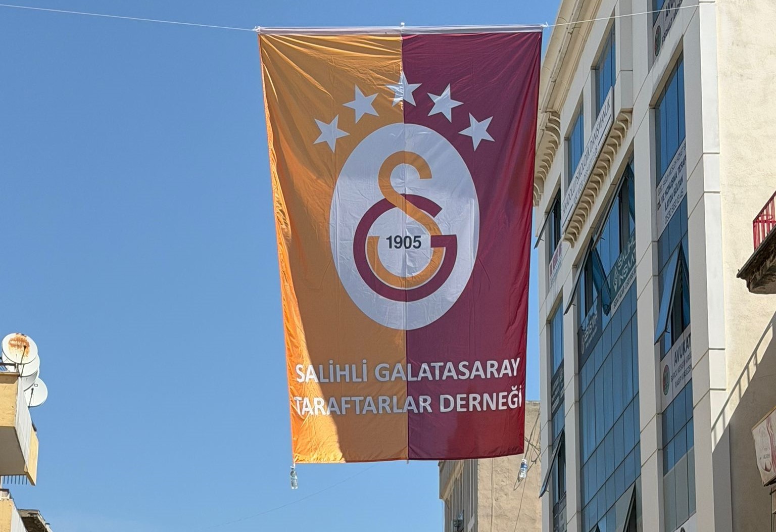 Salihli’de caddelere şampiyon Galatasaray bayrakları asıldı